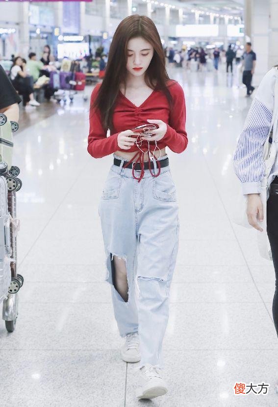 【就爱时尚】千年美女鞠婧祎的日常穿搭，网友：这颜值我不敢不看