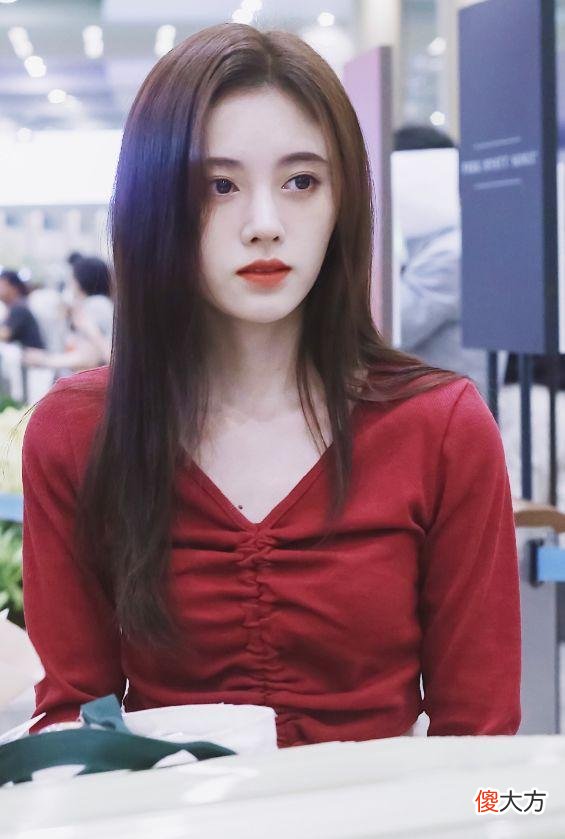 【就爱时尚】千年美女鞠婧祎的日常穿搭，网友：这颜值我不敢不看