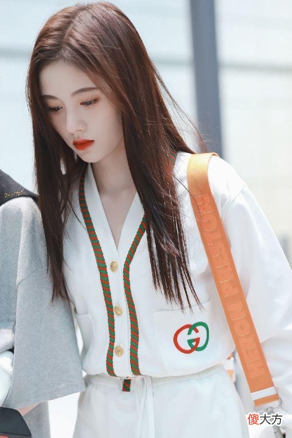【就爱时尚】千年美女鞠婧祎的日常穿搭，网友：这颜值我不敢不看