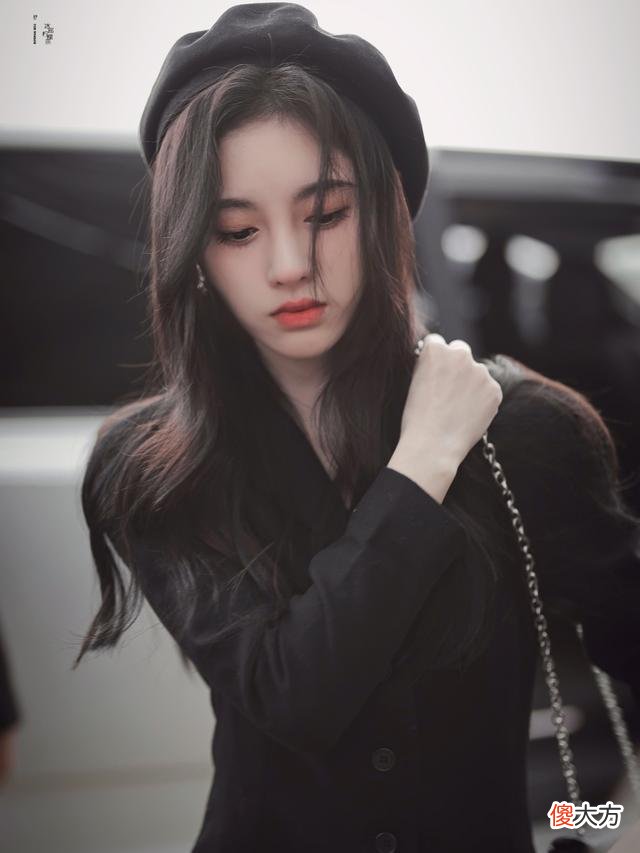 【就爱时尚】千年美女鞠婧祎的日常穿搭，网友：这颜值我不敢不看