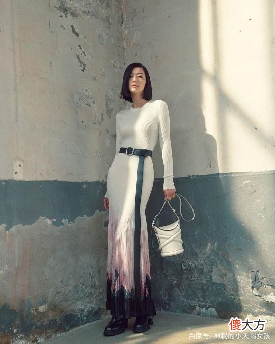 【就爱时尚】韩国女星全智贤最新画报释出，齐肩短发利落又霸气，瘦成皮包骨头