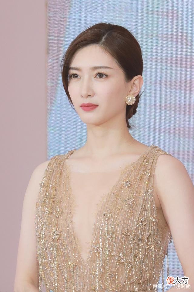【时尚一点】江疏影真空上阵，一袭深v礼服秀事业线身材曼妙，满满女神范