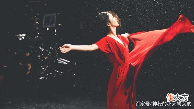 【时尚一点】38岁佟丽娅最新舞服曝光，红衣白雪画面绝绝子