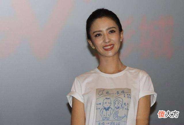【时尚一点】《爱的厘米》女主佟丽娅的穿衣品味十足，气场十足
