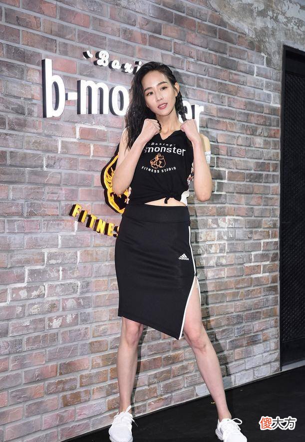 【就爱时尚】运动套装穿出率性女人味，打拳姿势真标准