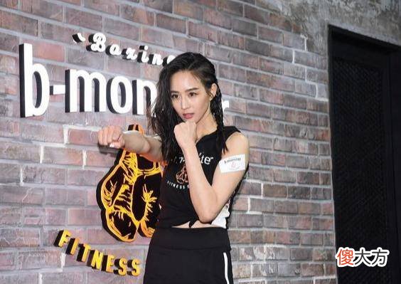 【就爱时尚】运动套装穿出率性女人味，打拳姿势真标准