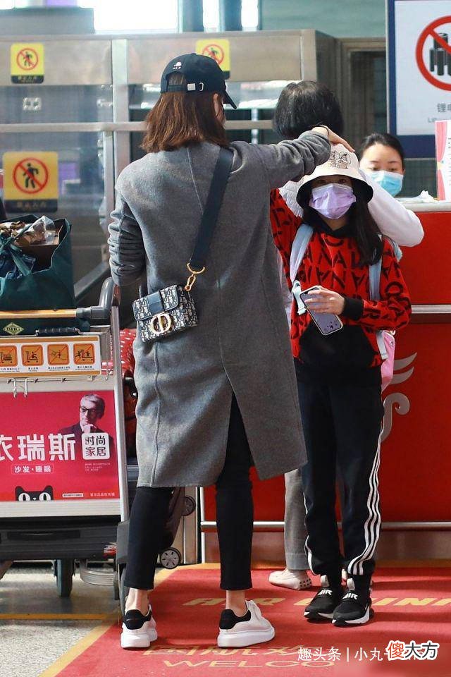 【时尚一点】左小青官宣和富豪老公分手，穿灰色大衣抢镜，背后的名牌包包抢镜