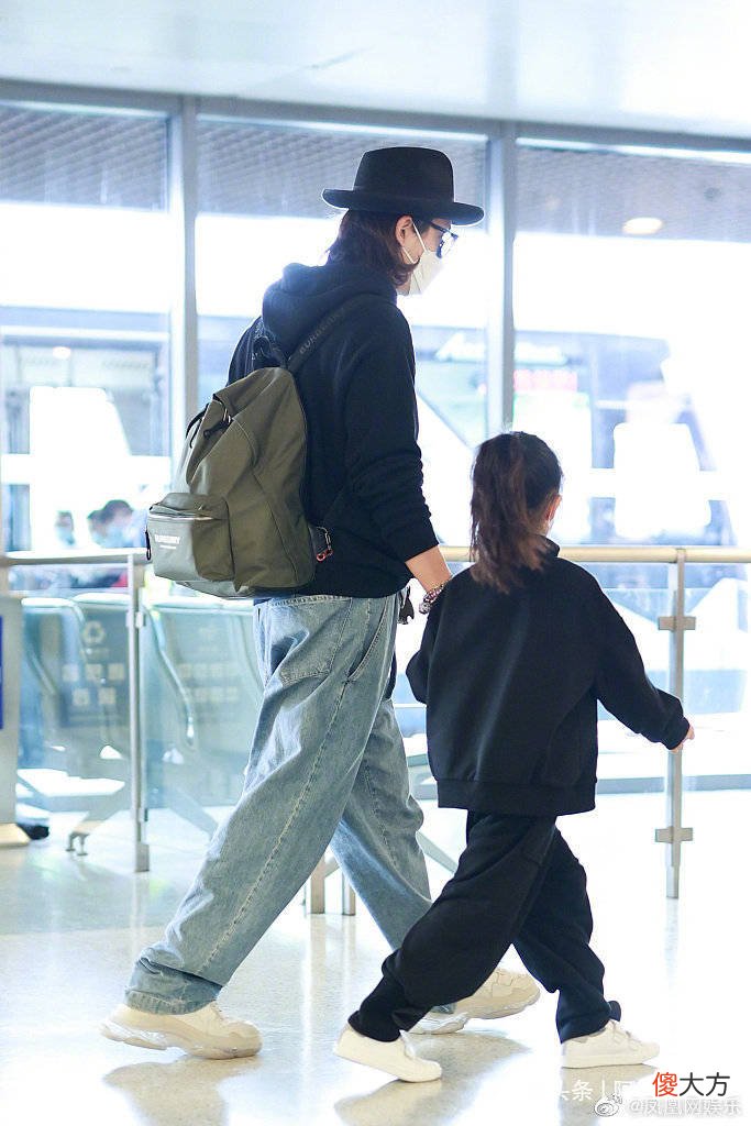 【就爱时尚】戚薇李承铉带6岁女儿现身机场，一家三口久违同框，温馨满满