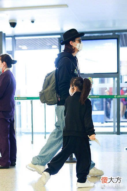 【就爱时尚】戚薇李承铉带6岁女儿现身机场，一家三口久违同框，温馨满满