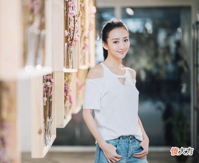 【就爱时尚】王鸥身材保持漂亮的锁骨，显露得恰到好处