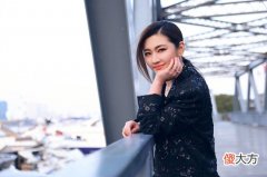 【时尚一点】终于秀恩爱！Selina携小鲜肉男友牵手逛超市，大热天穿长装不自信婚戒抢镜