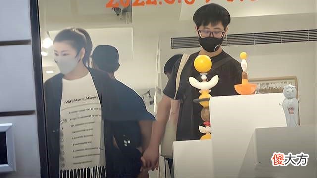 【时尚一点】终于秀恩爱！Selina携小鲜肉男友牵手逛超市，大热天穿长装不自信婚戒抢镜