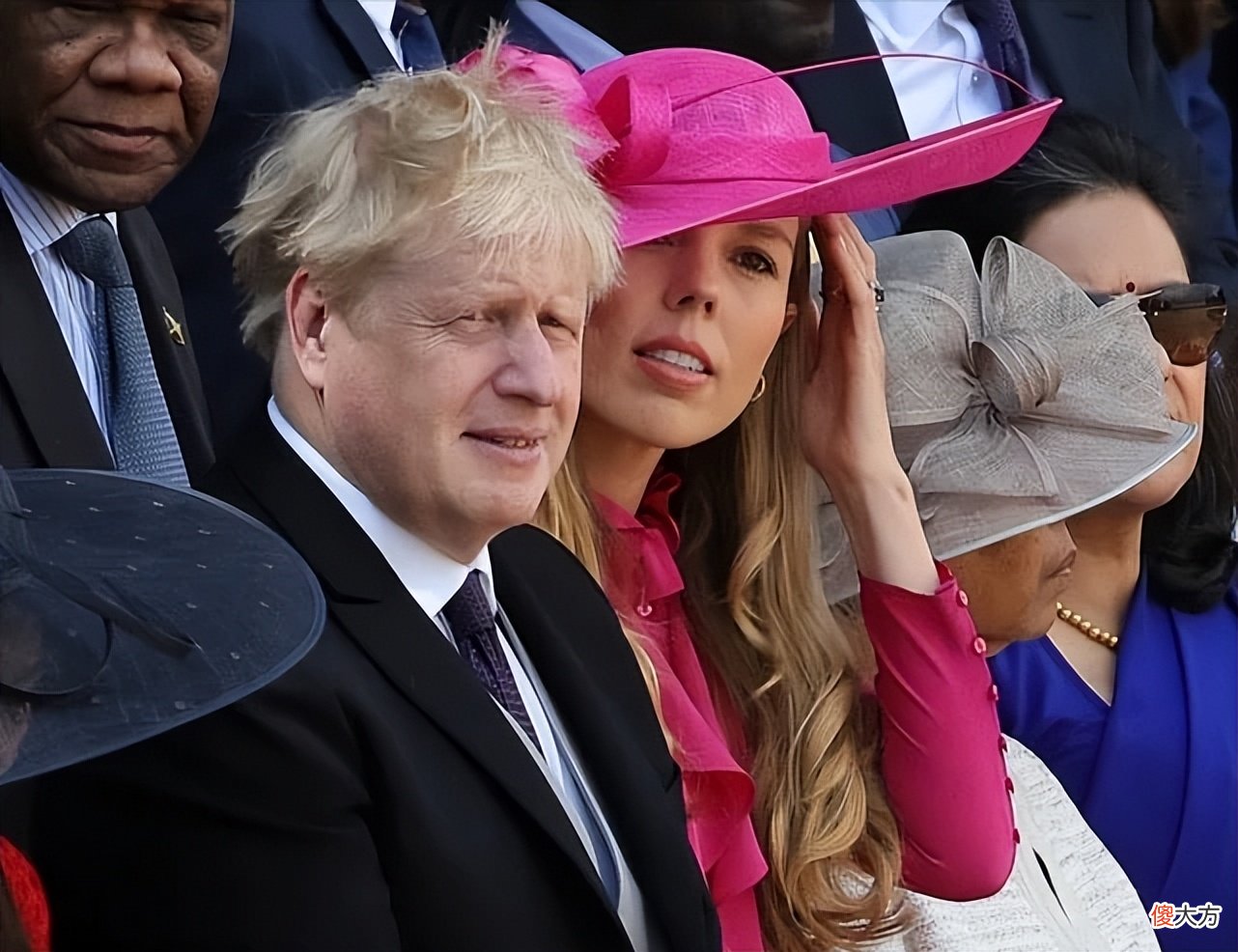 【时尚一点】英国第一夫人和鲍里斯真甜！穿印花裙亮相好美，时尚感比凯特还强