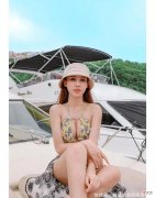 【时尚一点】游艇上的比基尼小姐姐，碎花的比基尼套装个性而时尚。