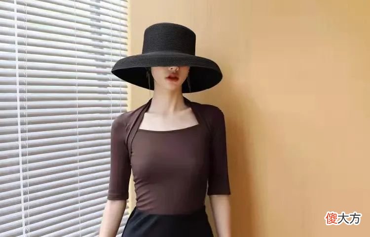 【时尚一点】为什么建议脸大的女生穿“方领”？修饰肩膀又显脸小，这样搭好美