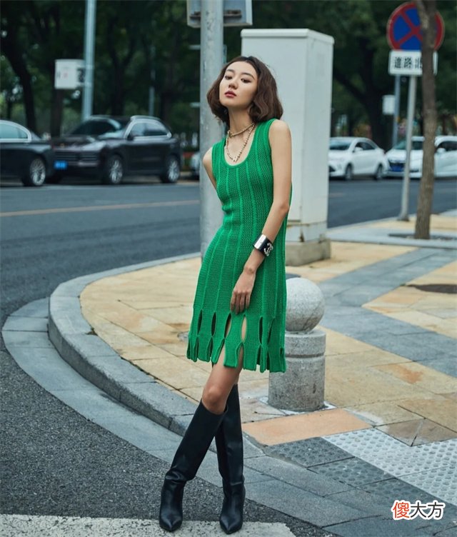 【时尚一点】“脸大”女生不必散发遮掩，穿衣时用上这3个技巧，准洋气显脸小