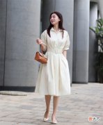 【时尚一点】女人不管30岁还是50岁，穿裙都要远离运动鞋，这4双更优雅显高