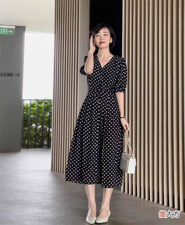 【时尚一点】女人不管30岁还是50岁，穿裙都要远离运动鞋，这4双更优雅显高