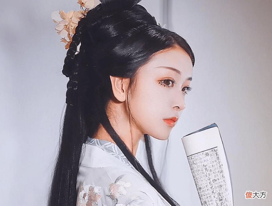 【爱历史】语文老师穿“汉服”上课，看到历史老师来上课，网友：忍不住笑了
