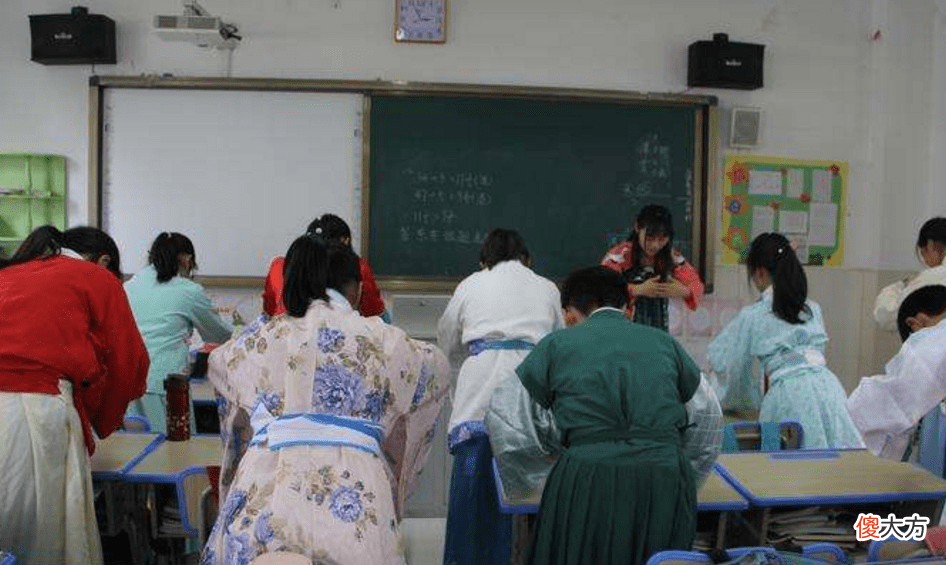 【爱历史】语文老师穿“汉服”上课，看到历史老师来上课，网友：忍不住笑了