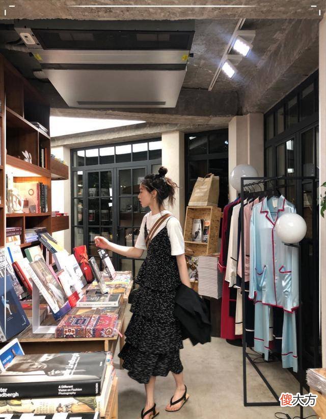 【时尚一点】简约又显少女感的夏季穿搭，黑白连衣裙叠穿法一衣两穿