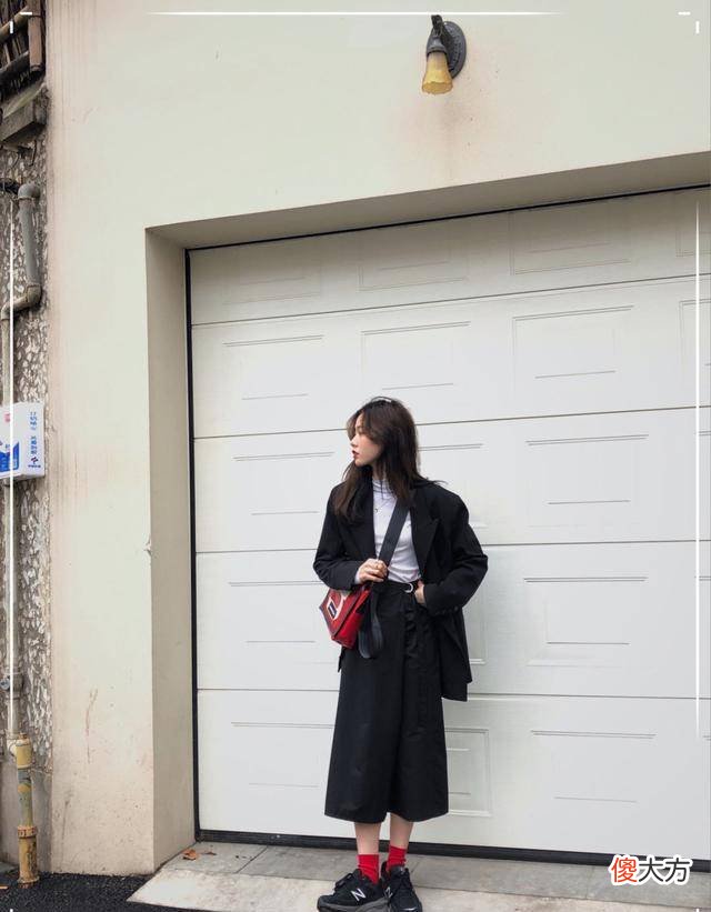 【时尚一点】简约又显少女感的夏季穿搭，黑白连衣裙叠穿法一衣两穿