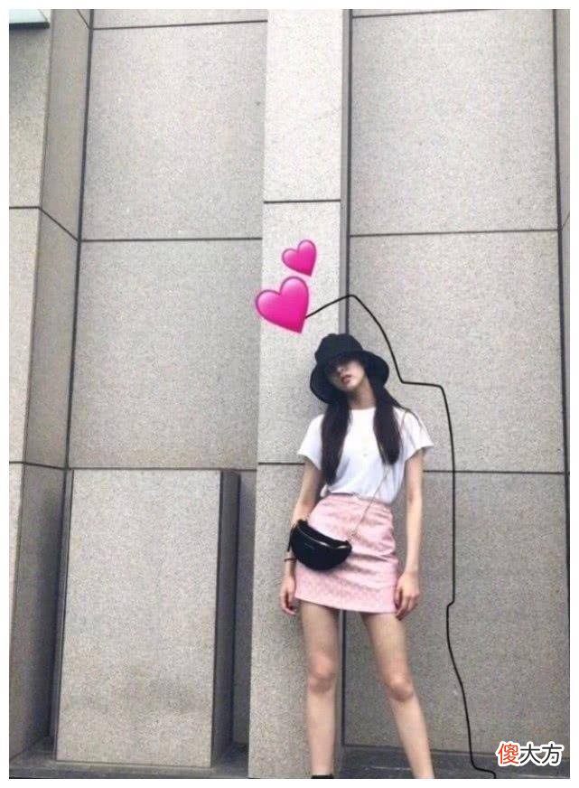【时尚一点】宋妍霏身穿黑色短袖搭配黑色打洞裤子