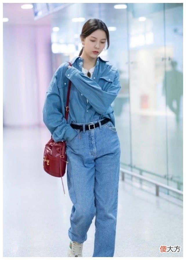 【时尚一点】宋妍霏身穿黑色短袖搭配黑色打洞裤子