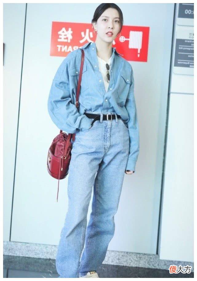 【时尚一点】宋妍霏身穿黑色短袖搭配黑色打洞裤子