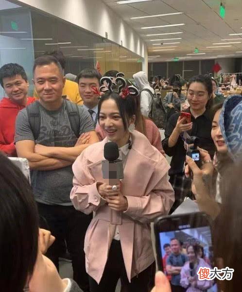 【就爱时尚】路人镜头下的张韶涵！37岁的她穿粉色风衣显甜美，发卡意外抢镜