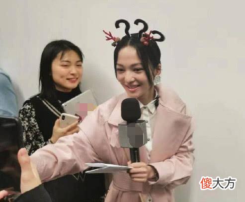 【就爱时尚】路人镜头下的张韶涵！37岁的她穿粉色风衣显甜美，发卡意外抢镜