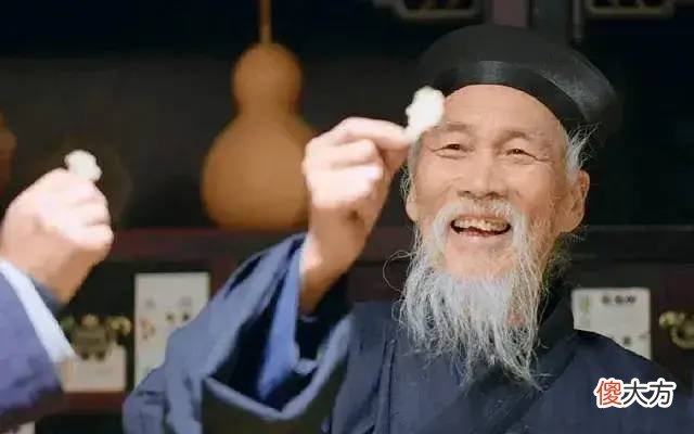 【历史故事】1546年，衙役抓住李时珍：快交贺礼！李时珍捡了2个草根，写上“黄金2两”，知县大骂：给我打死！李时