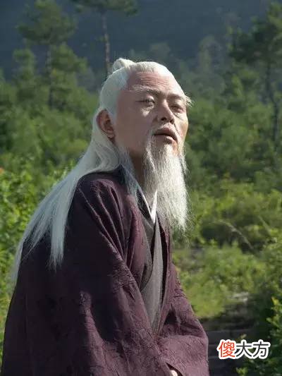 【历史故事】1546年，衙役抓住李时珍：快交贺礼！李时珍捡了2个草根，写上“黄金2两”，知县大骂：给我打死！李时