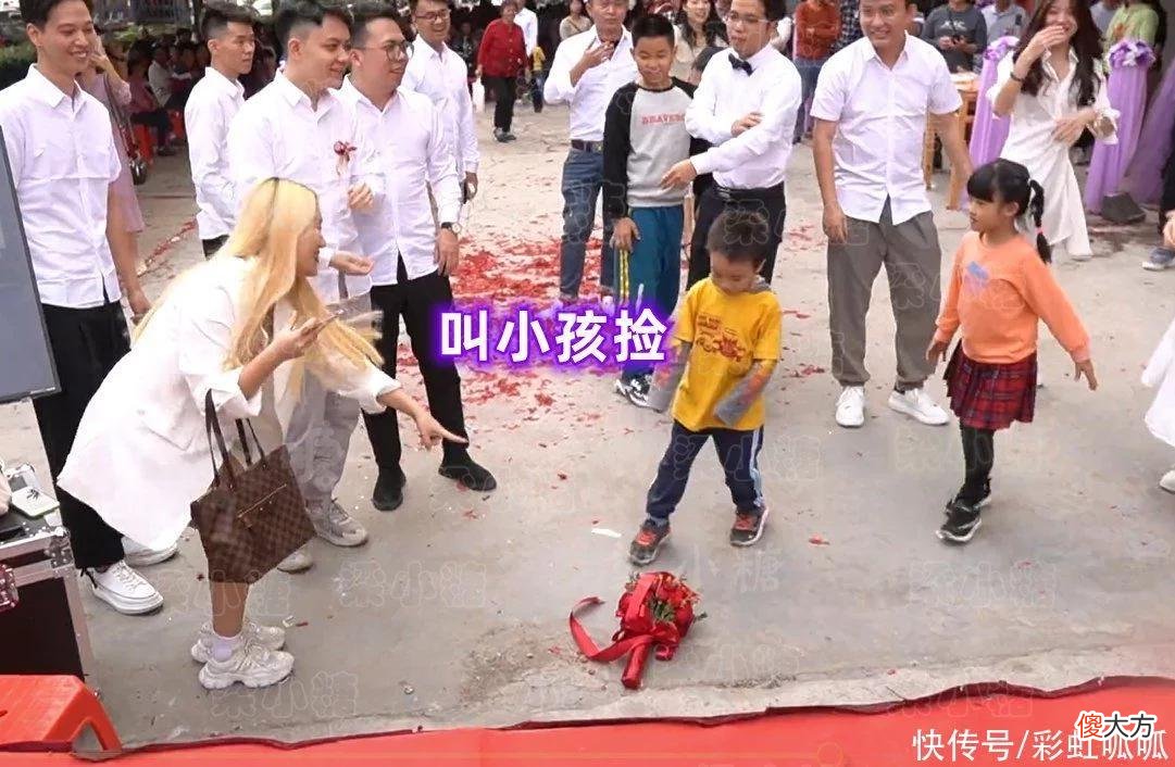 【时尚一点】尴尬了！新娘抛手捧花被伴娘嫌弃，花束掉到地上无人捡