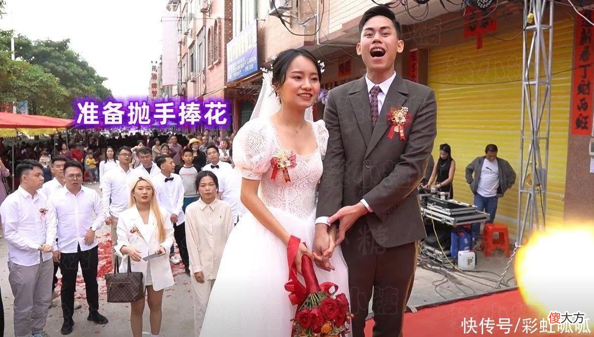 【时尚一点】尴尬了！新娘抛手捧花被伴娘嫌弃，花束掉到地上无人捡