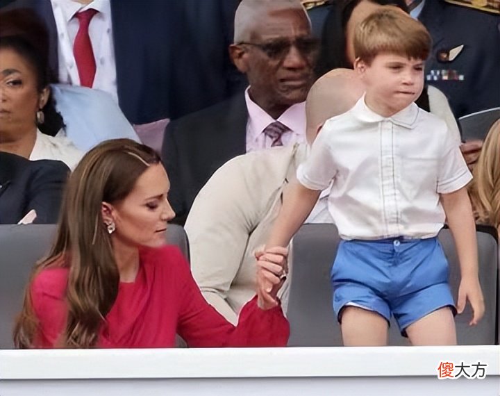 路易王子是如何迎接归来的家人的，和乔治玩闹，要凯特抱抱