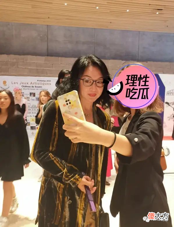 【时尚一点】金星展览馆被偶遇，穿万元破洞高跟外八站姿抢镜，与粉丝合影好温柔