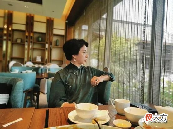 【时尚一点】金星展览馆被偶遇，穿万元破洞高跟外八站姿抢镜，与粉丝合影好温柔