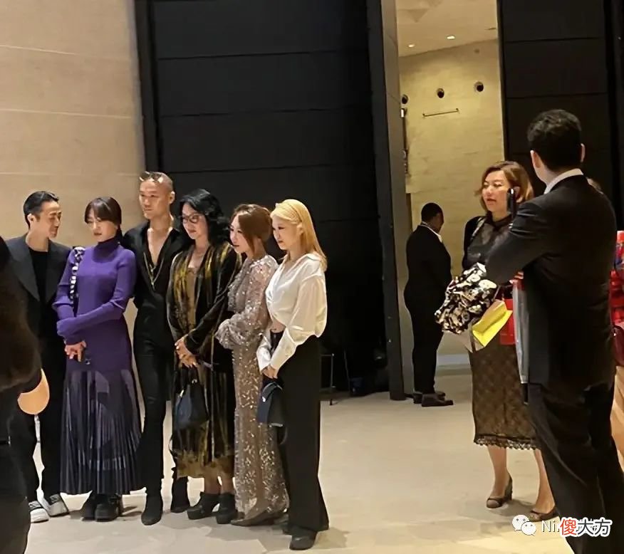 【时尚一点】金星展览馆被偶遇，穿万元破洞高跟外八站姿抢镜，与粉丝合影好温柔