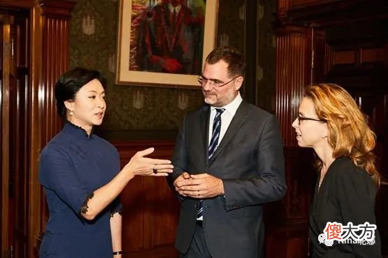 【时尚一点】金星展览馆被偶遇，穿万元破洞高跟外八站姿抢镜，与粉丝合影好温柔