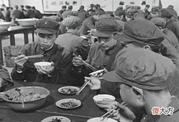 【爱历史】军长请客吃饭，司令跑后厨尝菜，半开玩笑问：“咋都是素菜？”