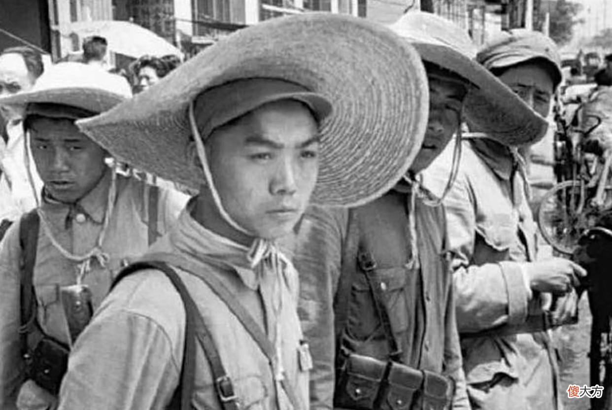【爱历史】军长请客吃饭，司令跑后厨尝菜，半开玩笑问：“咋都是素菜？”