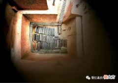 【爱历史】2500年前的古墓挖出47座棺椁，22具女性骸骨，绿色晶体的头骨