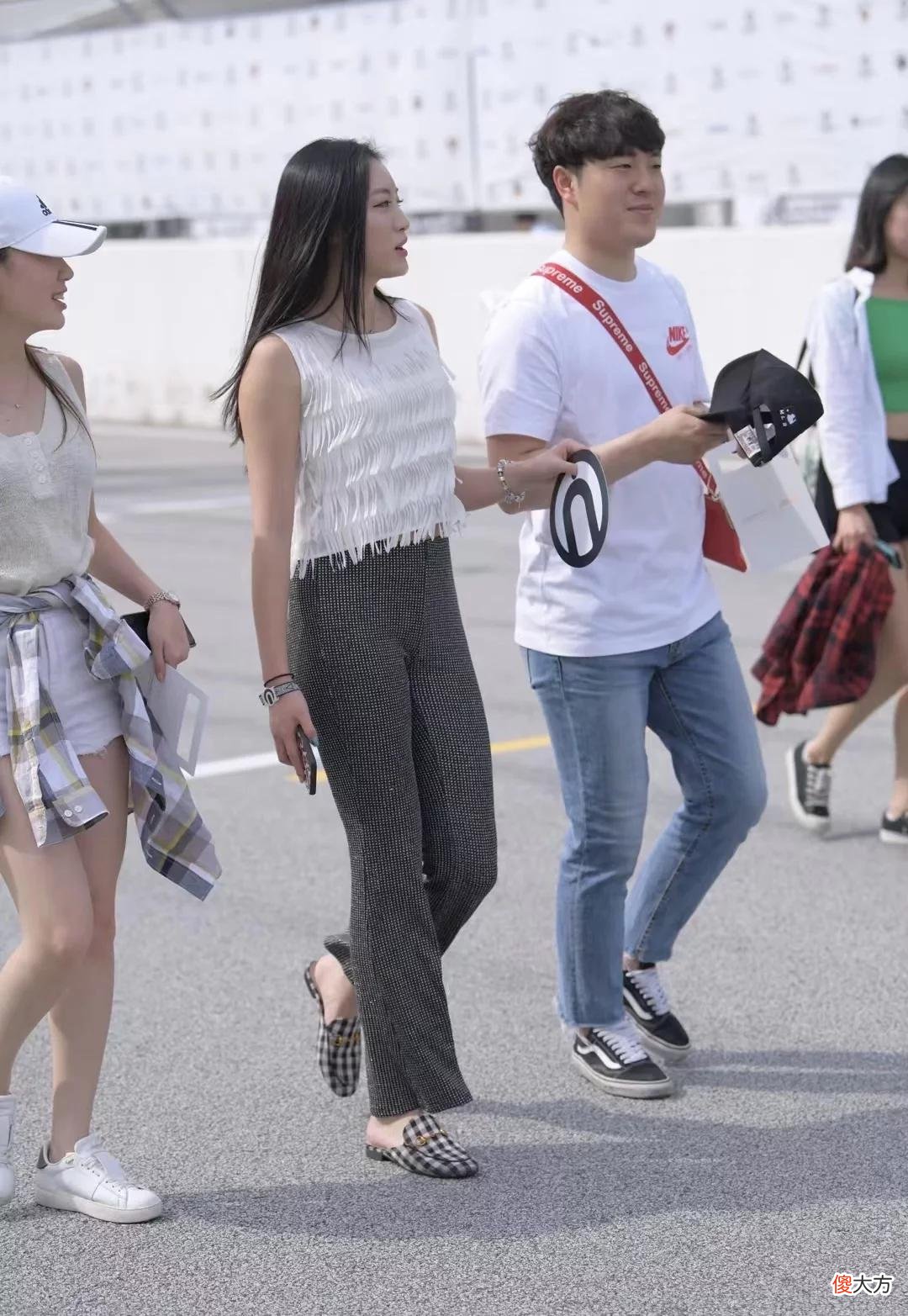 【时尚一点】温柔可人的美女，白色上衣配修身休闲裤，时尚清新靓丽展现都市女神气质