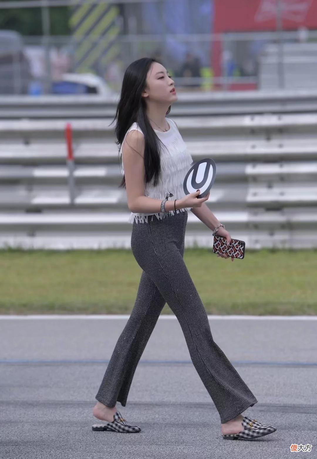 【时尚一点】温柔可人的美女，白色上衣配修身休闲裤，时尚清新靓丽展现都市女神气质