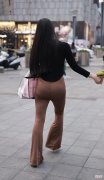 【就爱时尚】黑色T恤搭配休闲紧身长裤，细跟高跟鞋展现迷人曼妙身姿韵味十足尽显辣妈独特