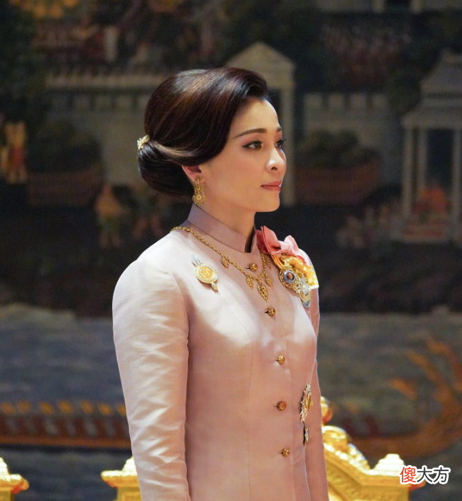 【时尚一点】44岁苏提达模仿婆婆发型，长发盘起高贵又干练，只是少了一顶皇冠