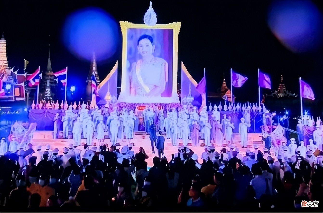 【时尚一点】44岁苏提达模仿婆婆发型，长发盘起高贵又干练，只是少了一顶皇冠