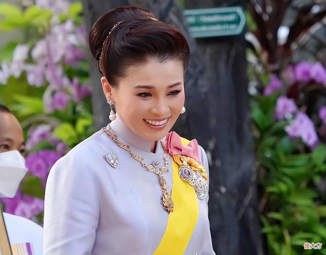 【时尚一点】44岁苏提达模仿婆婆发型，长发盘起高贵又干练，只是少了一顶皇冠