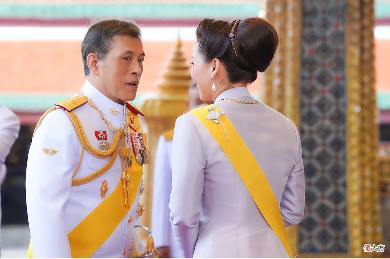 【时尚一点】44岁苏提达模仿婆婆发型，长发盘起高贵又干练，只是少了一顶皇冠